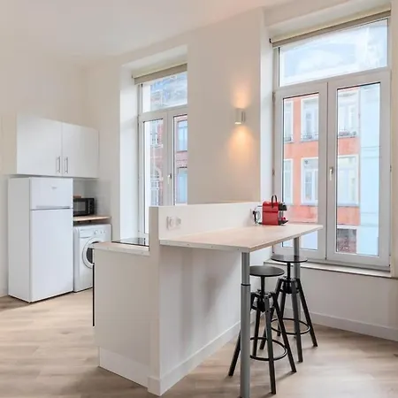 Spacious And Bright In The Center. 아파트