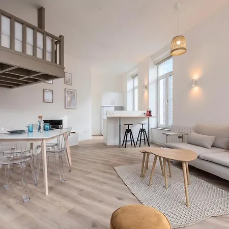 Spacious And Bright In The Center. *