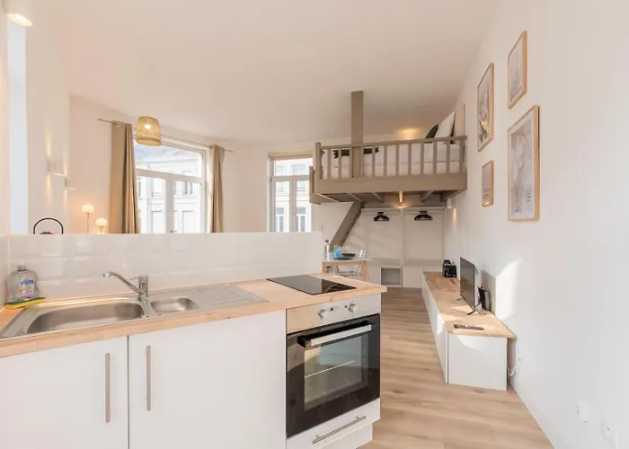 Spacious And Bright In The Center. *